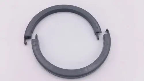 Graue Klemmen für das Abgasrohr, teilweise geöffnet, mit einem klaren Design. Produkt von Remeha, geeignet zur Befestigung von Abgasrohren.